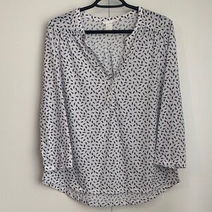 H&M White 3/4 Sleeve Black Petal V-Neck Side Slit Button Down Blouse Size Medium